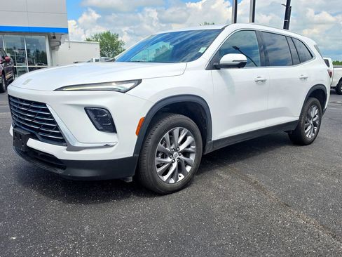 Used 2025 Buick Enclave Preferred AWD/4WD image 2