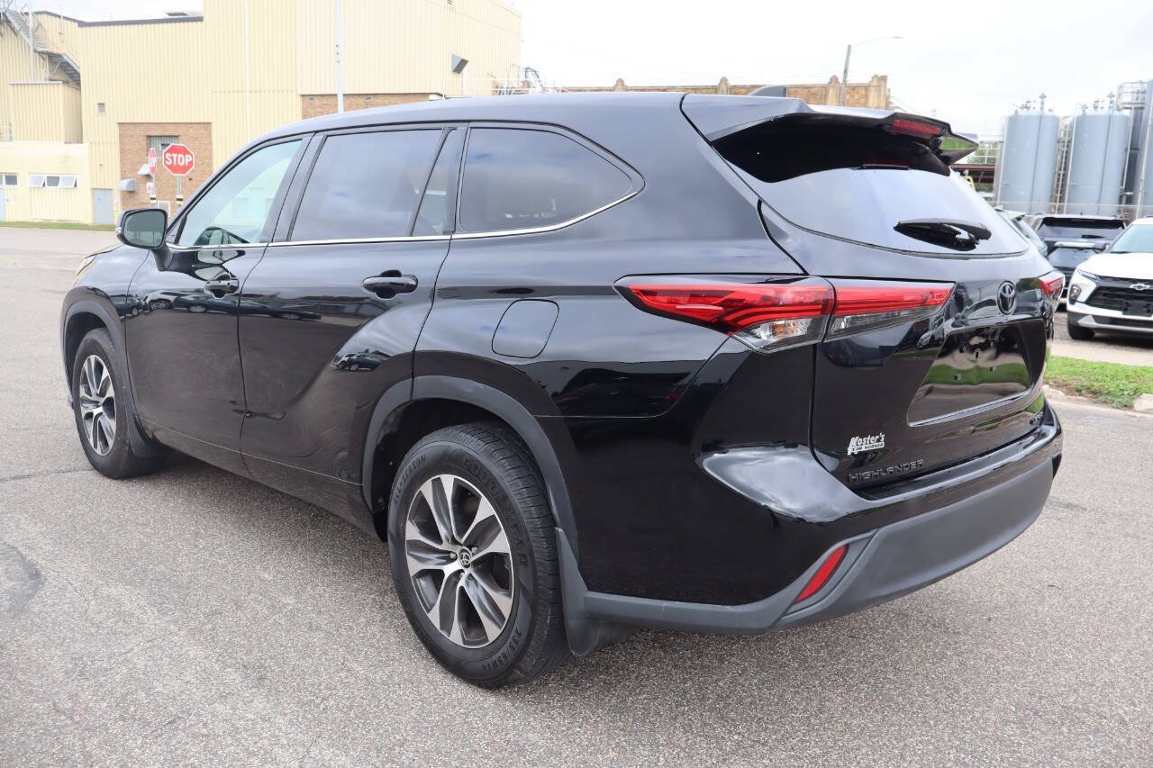 Used 2022 Toyota Highlander LE AWD/4WD image 4