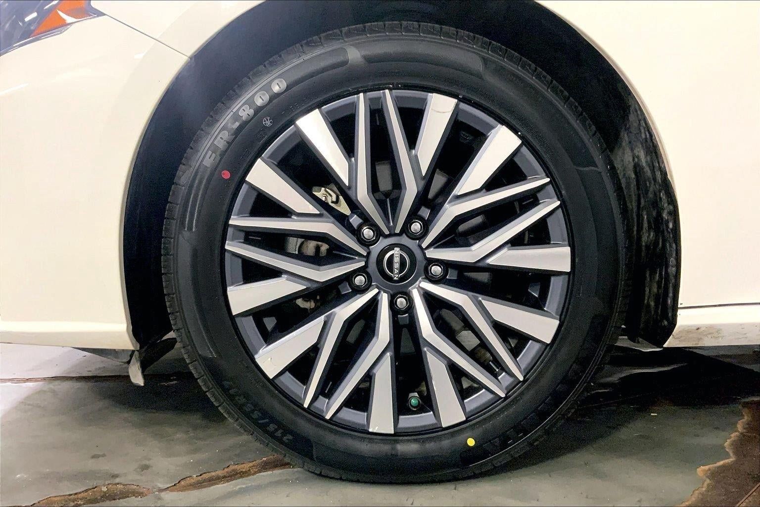 Used 2025 Nissan Altima 2.5 SV FWD image 25