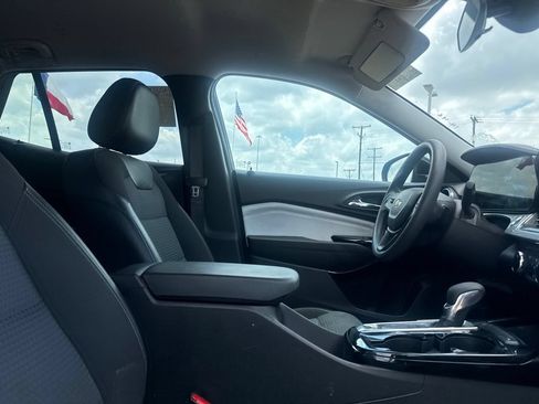 Used 2025 Chevrolet Trax LT FWD image 24