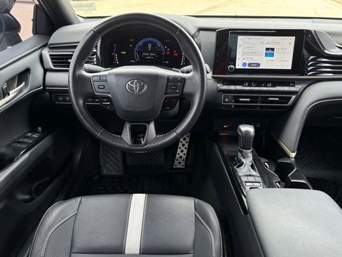 Used 2025 Toyota Camry SE FWD image 9