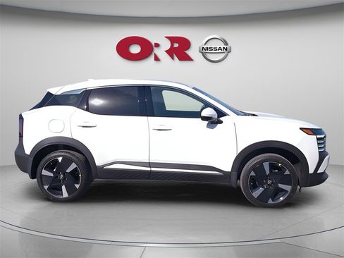 Used 2025 Nissan Kicks SR image 2