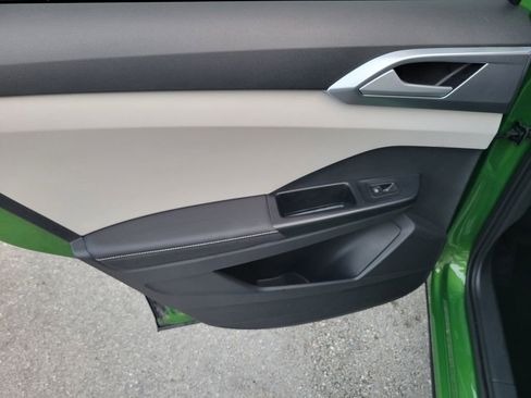 Used 2025 Volkswagen Taos SE w/ Black Wheel Package image 11