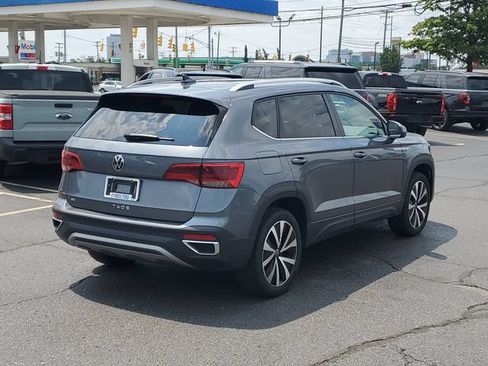 Used 2024 Volkswagen Taos SE FWD image 4