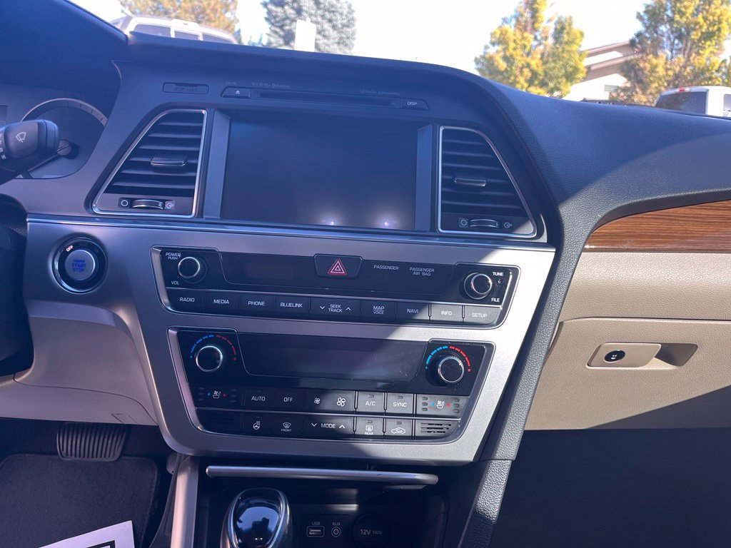 Used 2015 Hyundai Sonata Limited w/ Option Group 06 FWD image 16