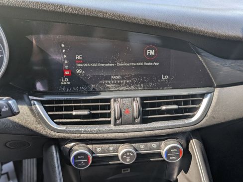 Used 2017 Alfa Romeo Giulia image 26