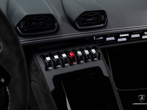 Used 2024 Lamborghini Huracan Sterrato image 38