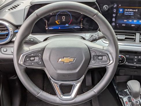 Used 2025 Chevrolet Trax LT w/ LT Convenience Package image 19