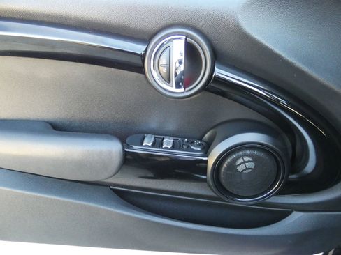 Used 2018 MINI Cooper S image 47