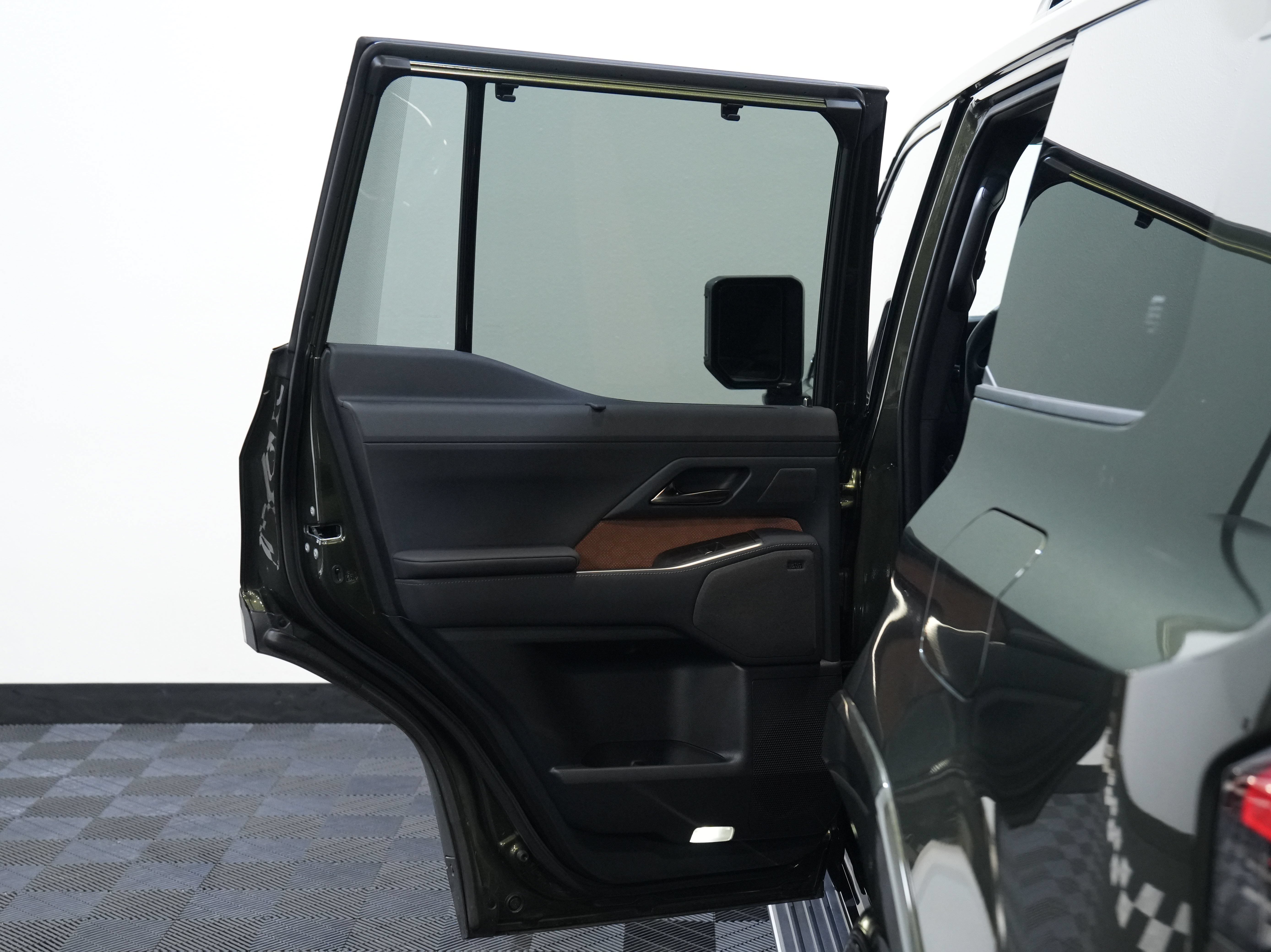 Used 2025 Lexus GX 550 w/ Accessory Package (Z1) AWD/4WD image 24
