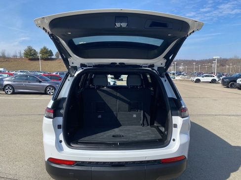 Used 2023 Jeep Grand Cherokee L Laredo image 15