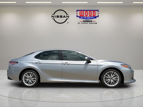 Used 2018 Toyota Camry XLE FWD image 2