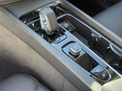 Used 2025 Volvo XC60 B5 Plus image 25