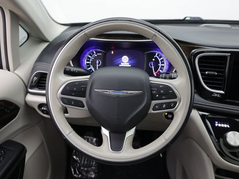 Used 2021 Chrysler Pacifica Limited w/ Uconnect Theater Family Group FWD image 31