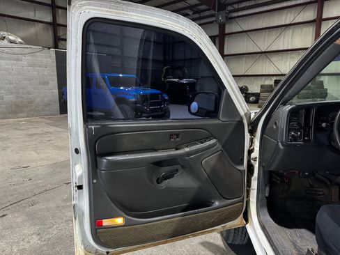 Used 2004 GMC Sierra 3500 W/T image 11