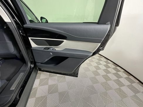 Used 2025 Lincoln Nautilus Premier image 24