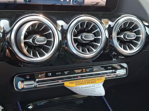 New 2025 Mercedes-Benz GLA 250 4MATIC image 11