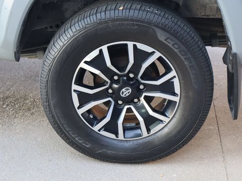 Used 2020 Toyota Tacoma TRD Sport w/ TRD Premium Sport Package AWD/4WD image 27
