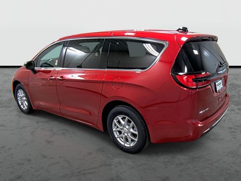 New 2026 Chrysler Pacifica Select image 2
