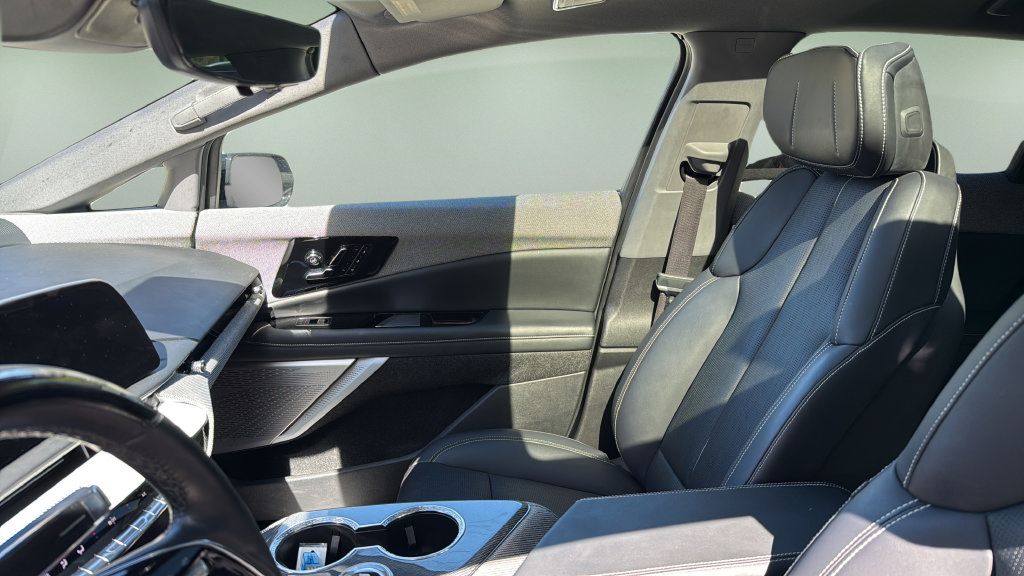 Certified 2025 Cadillac Optiq Luxury 2 w/ LPO, Floor Liner Package AWD/4WD image 21