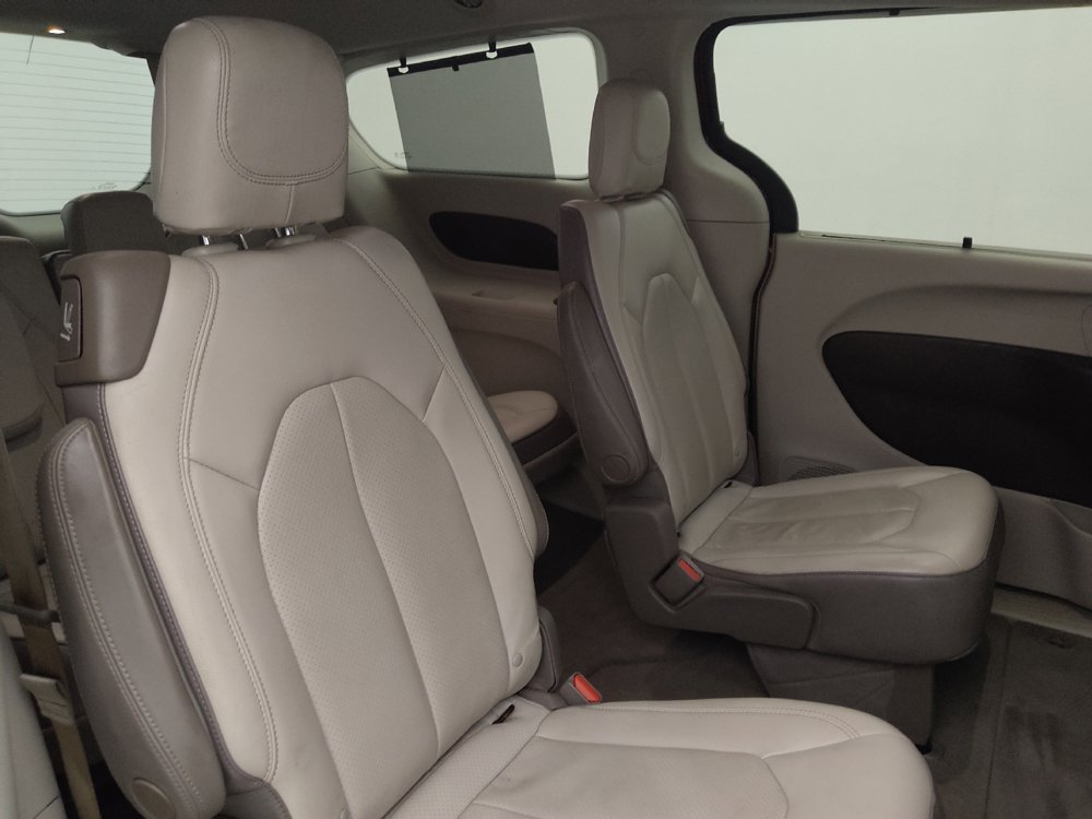Used 2018 Chrysler Pacifica Touring-L Plus FWD image 19