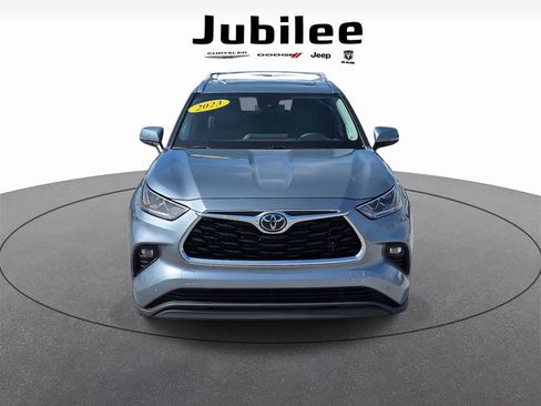 Used 2023 Toyota Highlander Limited image 2