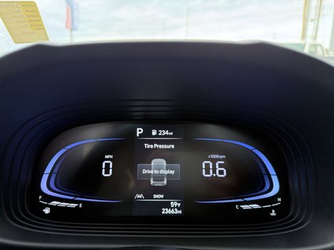 Used 2024 Hyundai Venue SEL image 15