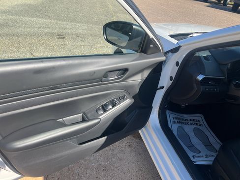 Used 2024 Nissan Altima 2.5 S image 11