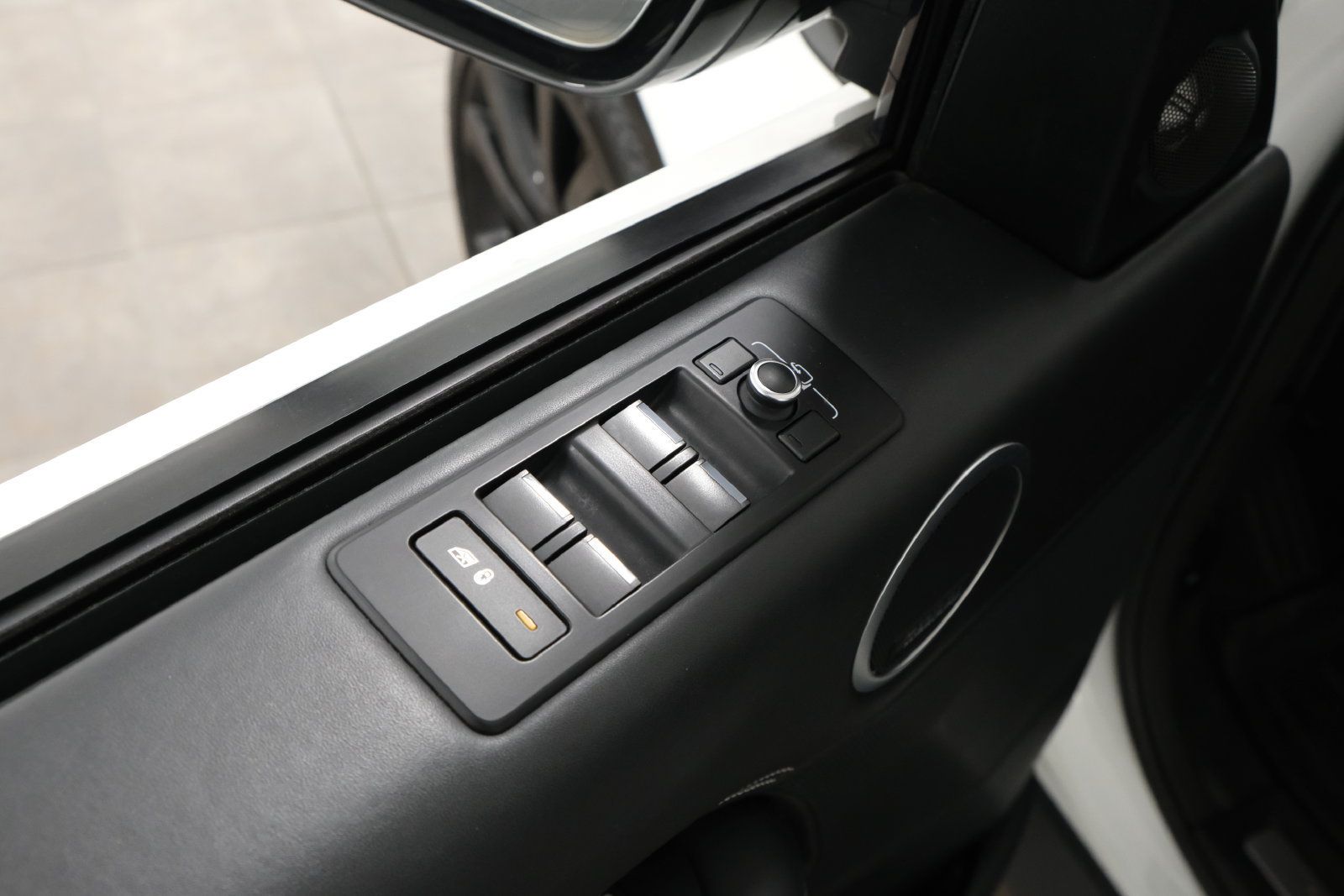 Used 2019 Land Rover Discovery HSE Luxury AWD/4WD image 26