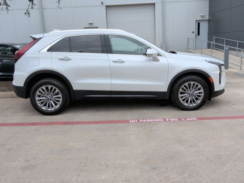 Used 2025 Cadillac XT4 Premium Luxury image 11