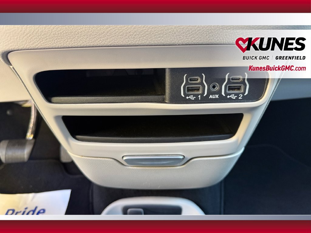 Used 2024 Chrysler Pacifica Touring-L FWD image 30