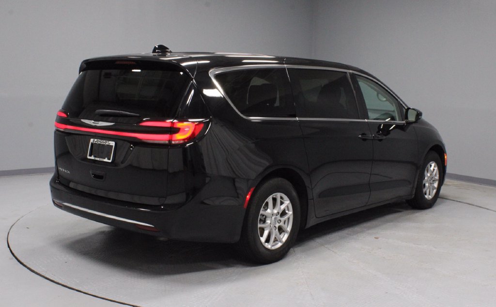 Used 2024 Chrysler Pacifica Touring-L FWD image 10