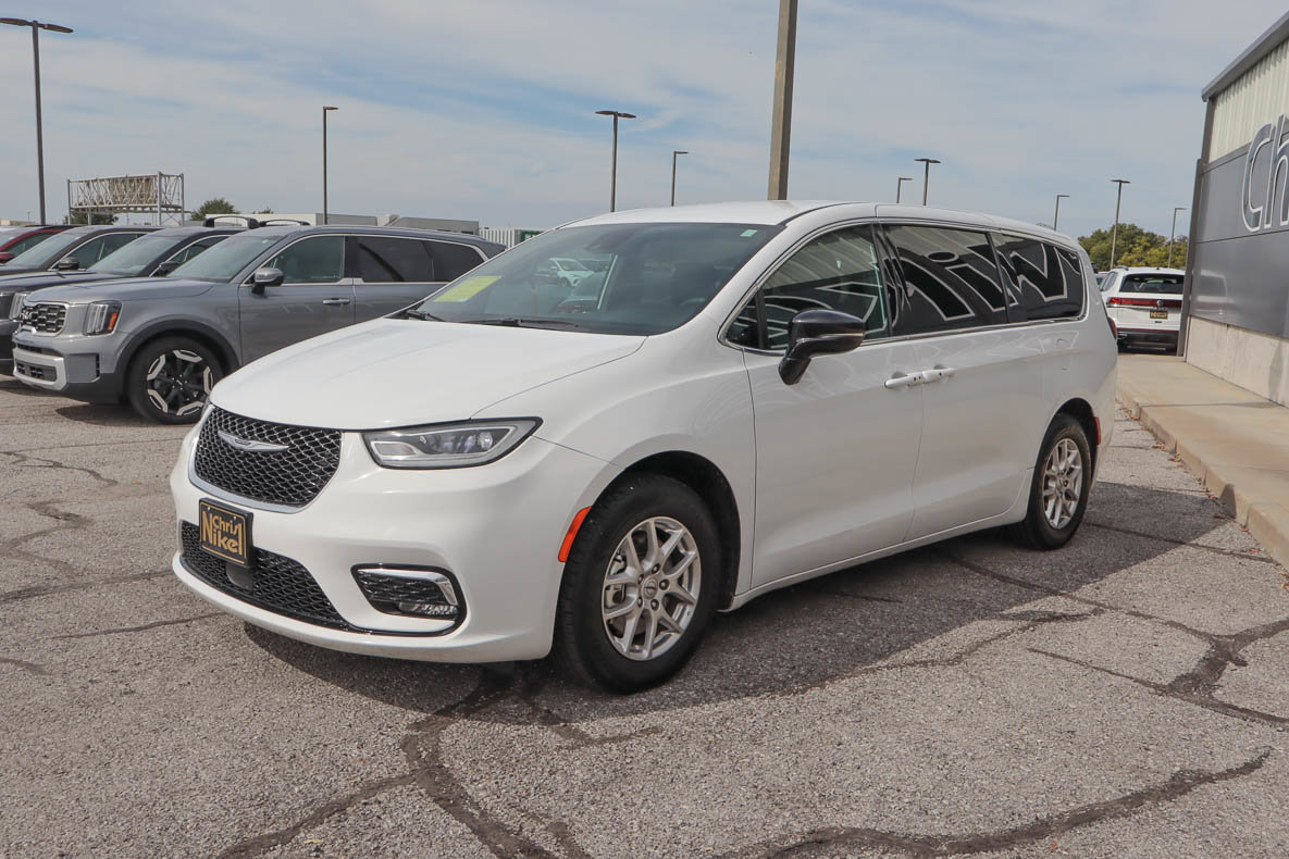 Used 2025 Chrysler Pacifica Select FWD image 3