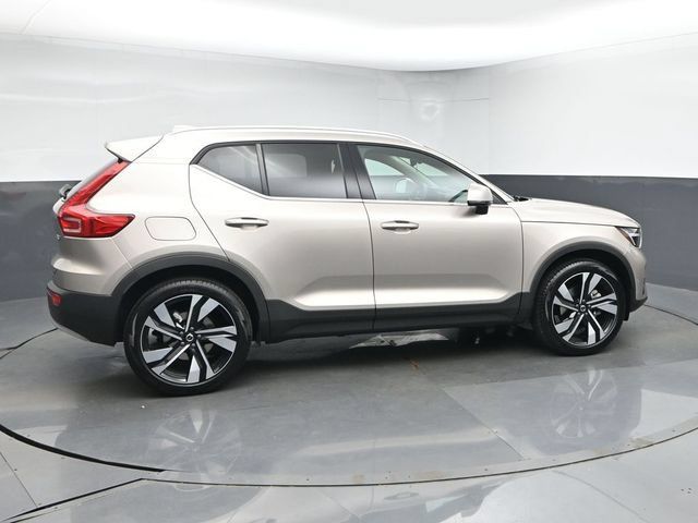 Used 2024 Volvo XC40 B5 Ultimate AWD/4WD image 9