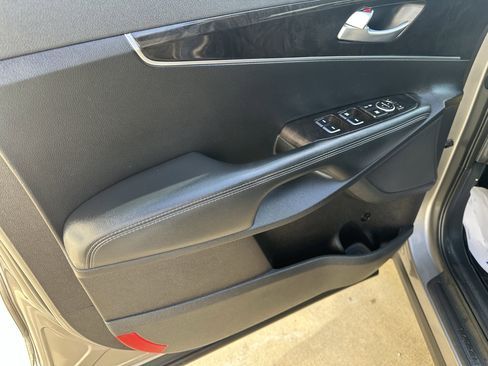 Used 2018 Kia Sorento FWD V6 image 12