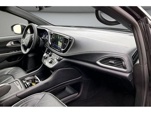 Used 2025 Chrysler Pacifica Limited FWD image 44
