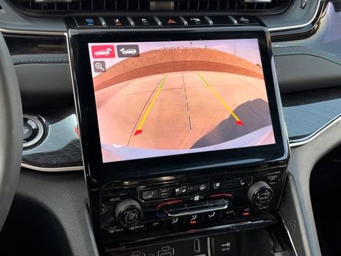 Certified 2023 Jeep Grand Cherokee Trailhawk w/ Luxury Tech Group III AWD/4WD image 18