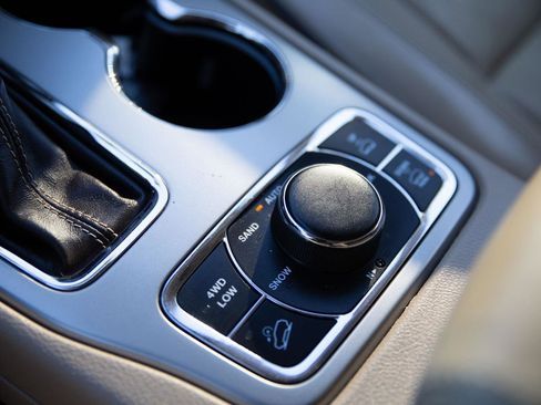 Used 2018 Jeep Grand Cherokee Overland image 13