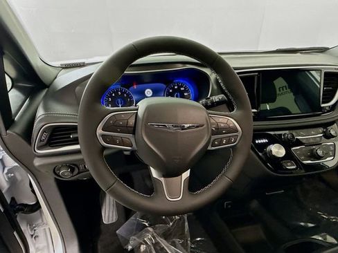 New 2026 Chrysler Pacifica Select image 11