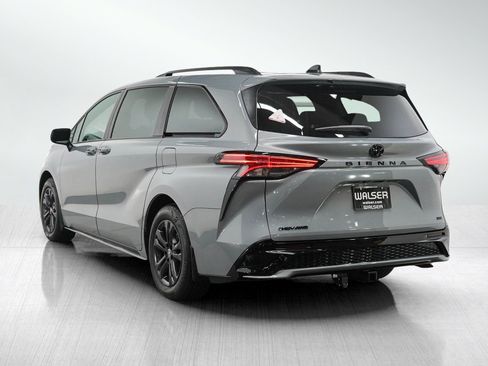 Used 2026 Toyota Sienna AWD image 3