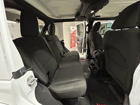 Used 2018 Jeep Wrangler Unlimited Sahara AWD/4WD image 43