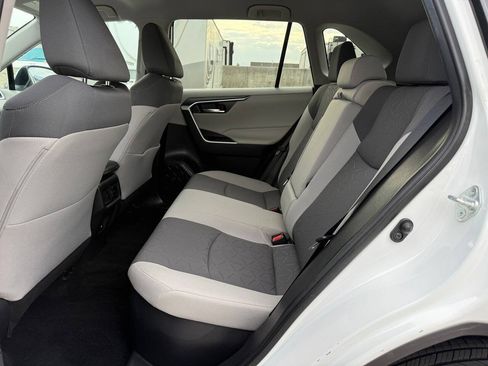Used 2021 Toyota RAV4 XLE AWD/4WD image 17