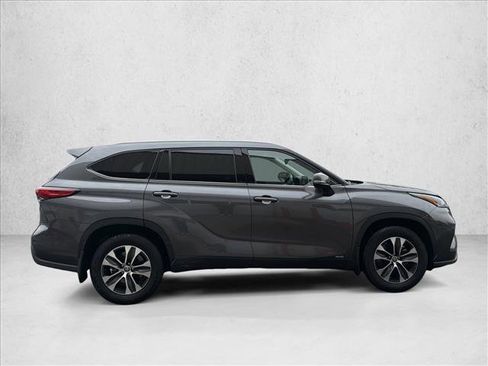Certified 2022 Toyota Highlander XLE image 4
