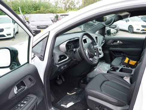 New 2026 Chrysler Pacifica Select image 10