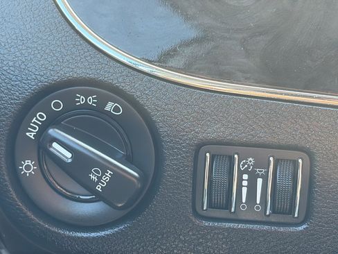 Used 2016 Chrysler Town & Country Touring FWD image 25