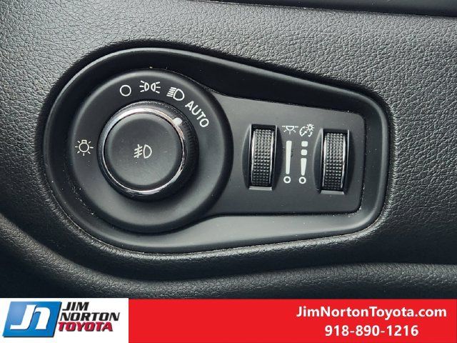 Used 2016 Jeep Renegade Trailhawk AWD/4WD image 23