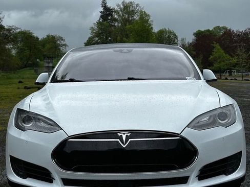 Used 2015 Tesla Model S 70D image 5