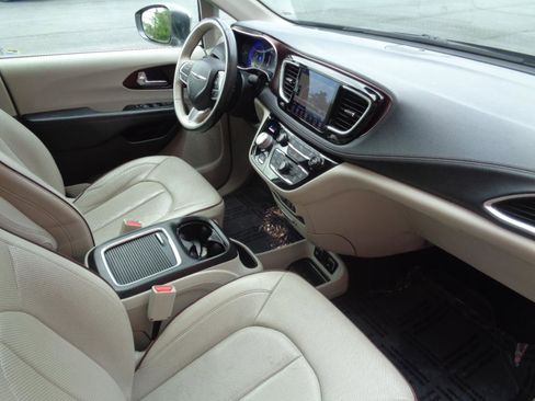 Used 2019 Chrysler Pacifica Limited image 15