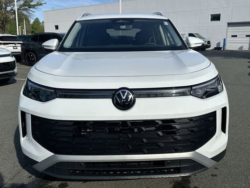 New 2025 Volkswagen Tiguan SE image 8