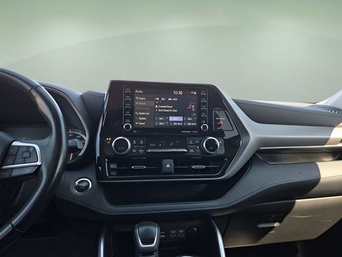 Used 2022 Toyota Highlander XLE image 11